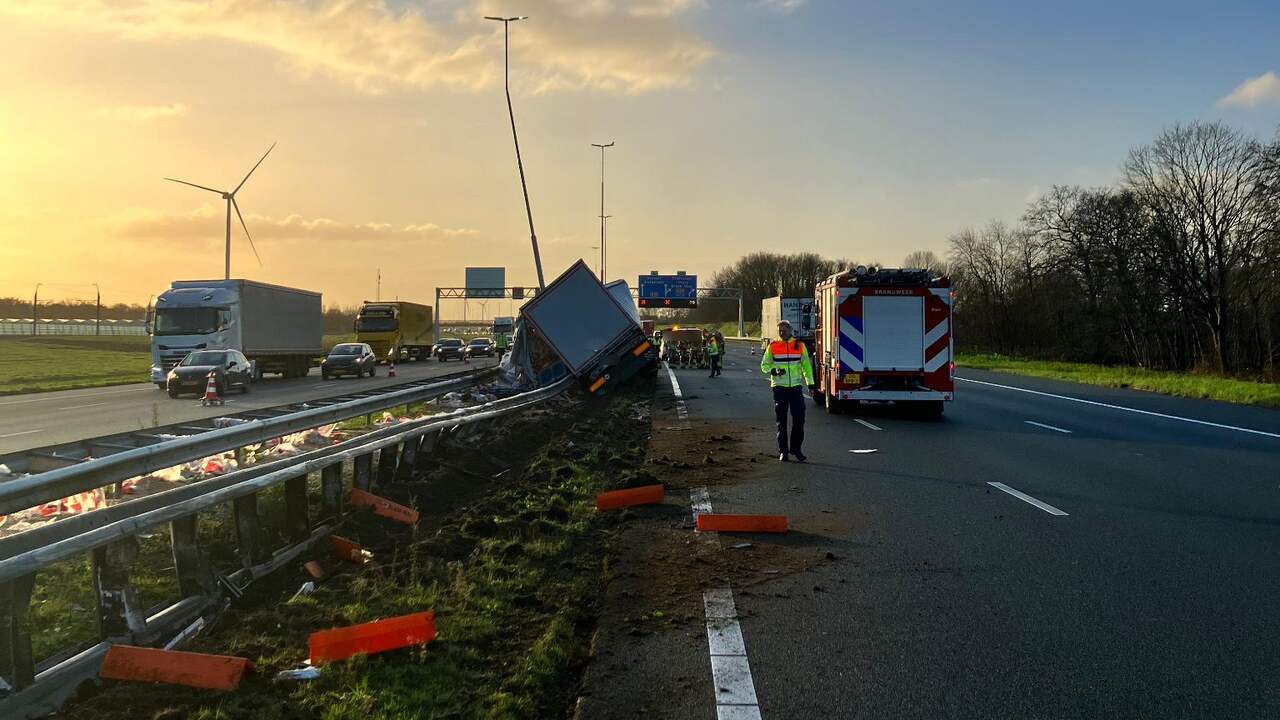 Houtkachelkorrels op A16 zorgen voor half uur vertraging: 'Geen koud