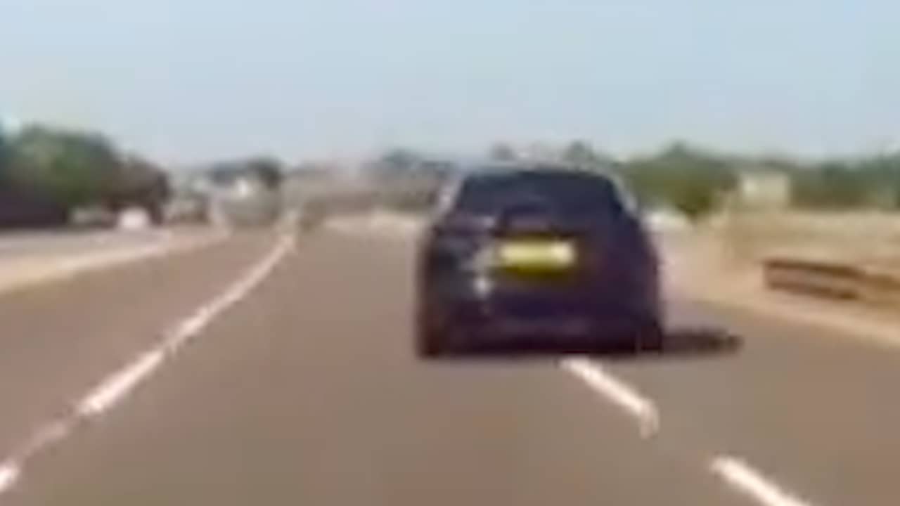 Dashcambeelden tonen slingerende Sterling op snelweg