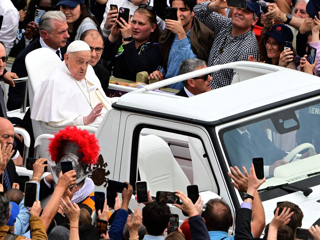 Revaliderende paus laat paasboodschap aan ander: 'Pas op voor wapenwedloop'