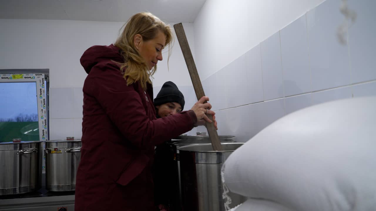 Met kogelwerende vesten pap koken voor 2.000 achtergelaten dieren in Oekraïne