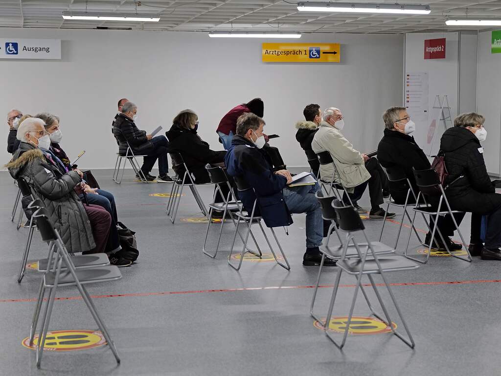 Nederland loopt achter met boosterprikken: zo doen andere landen het