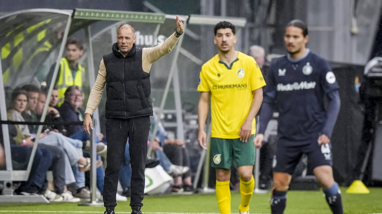 Buijs vindt dat arbitrage 'theater stimuleert': 'Hadj Moussa verdiende ook rood'