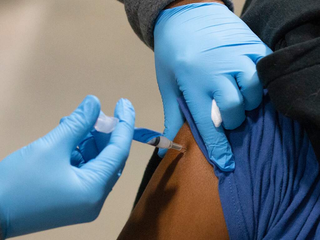 Gezondheidsraad: Overweeg langere prikinterval, klein effect op opnames