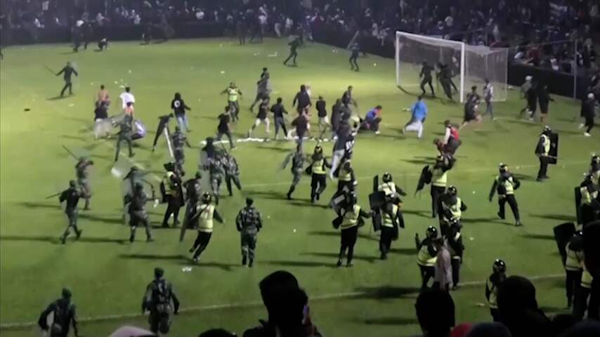 Voetbalwedstrijd in Indonesië mondt uit in hevige rellen na veldbestorming
