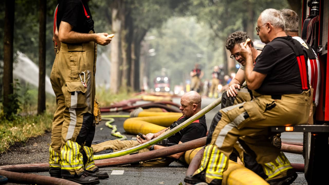 Draaiende wind en onweer bij natuurbrand Limburg: komende uren worden 'spannend'