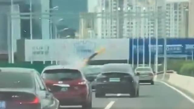 Metalen paal boort zich in zijkant auto in China