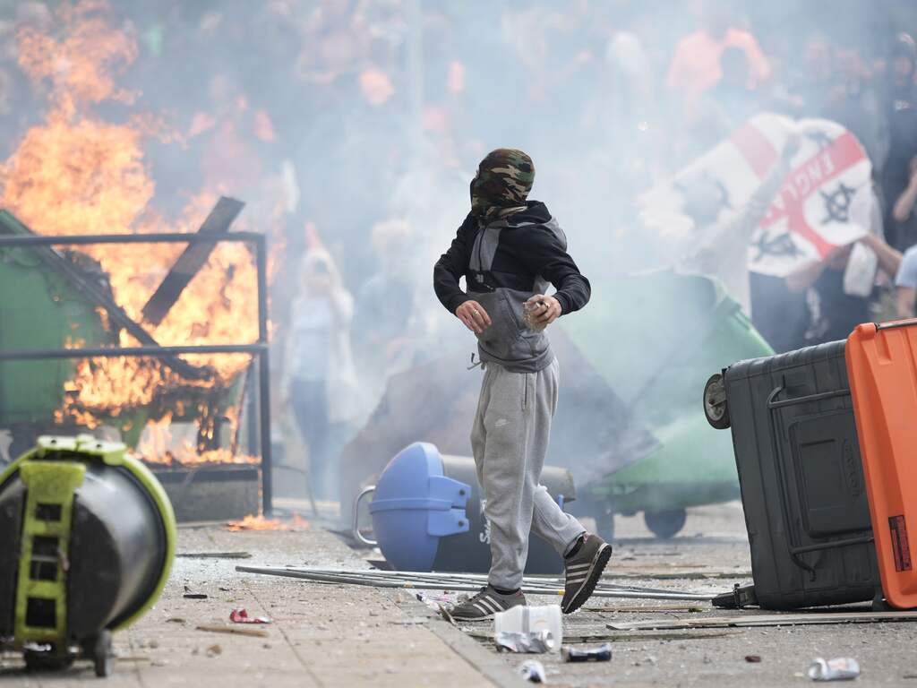 Woede over migratie of extreemrechts geweld: wat zit achter rellen in VK?