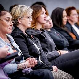 Duizenden gedupeerde ouders van toeslagenschandaal wachten lang op hulp