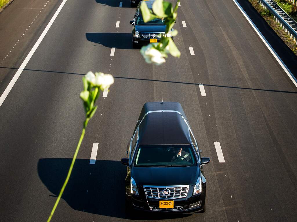 De eerste lichamen komen op 23 juli aan in Nederland. Er wordt een plechtigheid gehouden waar het koningspaar bij aanwezig is. Nederland is een minuut stil.
