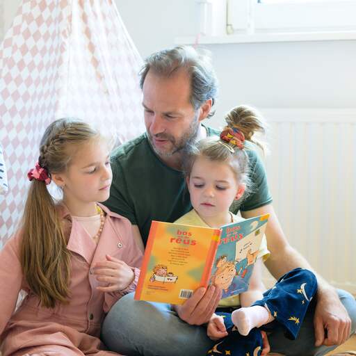 Illustratie bij: Ouders kunnen het leesplezier van kinderen vergroten: 'Laat zien dat het leuk is'