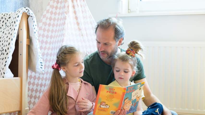 Foto bij Ouders kunnen het leesplezier van kinderen vergroten: 'Laat zien dat het leuk is'