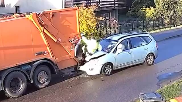 Poolse auto rijdt vuilnisman achter op vrachtwagen aan
