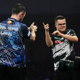teruglezen-van-veen-naar-halve-finale-wk-darts-ik-knijp-soms-in-mijn-arm.jpg