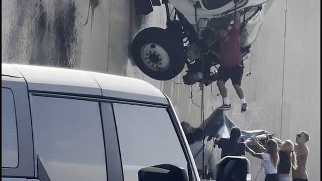 Video | Man springt uit vrachtwagen die boven snelweg bungelt in VS