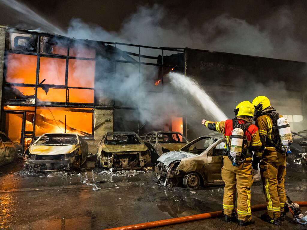 Bedrijven en acht auto's gaan in vlammen op door grote brand in Rotterdam