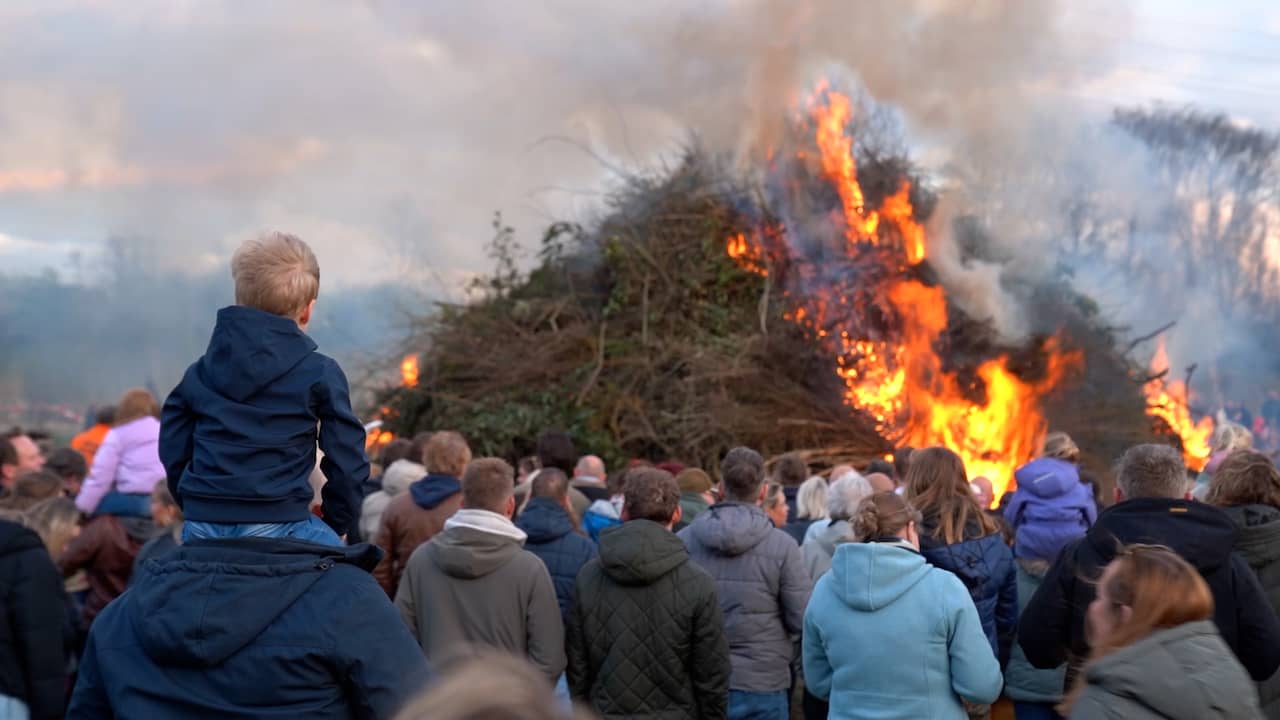 Video | Paasvuur met pijl en boog ontstoken in Schalkhaar
