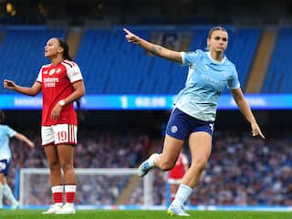 Kerstin Casparij scoort met eerste balcontact bij zege City in topper tegen Arsenal