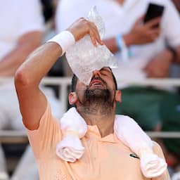 Djokovic overwint hitte op Roland Garros, verrassende exit topspeelster Rybakina