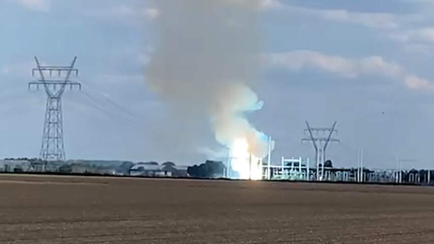 Blauwe vonken in Dronten door gebroken hoogspanningskabel