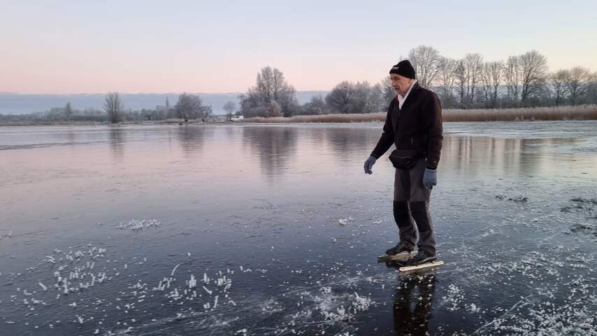 Schaatsers wagen zich op natuurijs in Friesland