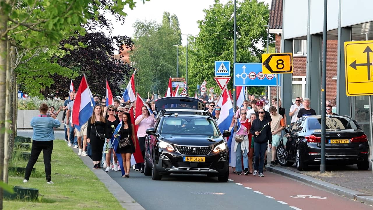 Video | Honderden betogers demonstreren voor én tegen azc in Uithoorn