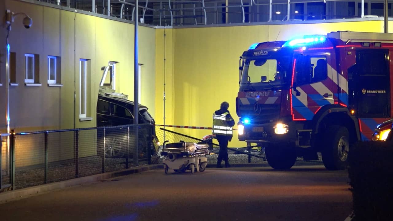 Auto rijdt gebouw van ziekenhuis in Heerlen binnen, spoedeisende hulp ...