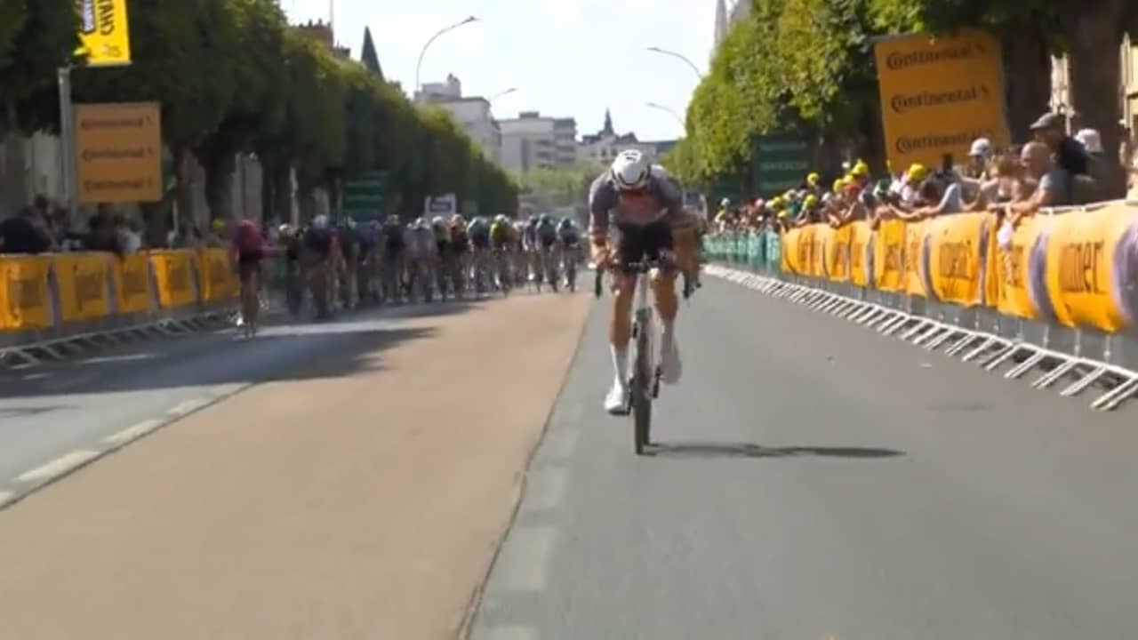 Beeld uit video: Van der Poel na spectaculaire aanval vlak voor finish ingerekend door peloton