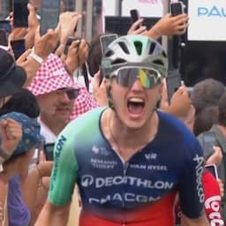 Video | Kooij sprint iedereen uit het wiel en wint Tour-etappe