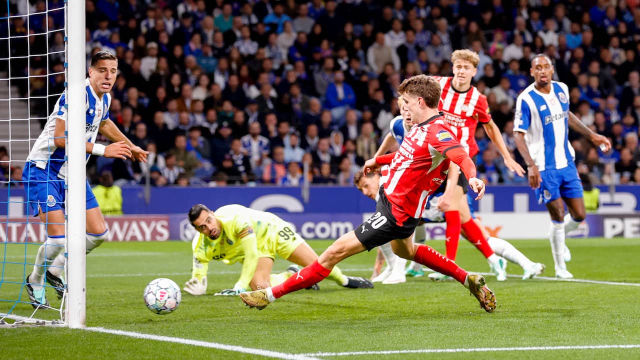 Guus Til staat op juiste plek en tikt bal binnen voor PSV tegen Porto