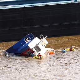 Aanvaring schip en motorboot in Friesland, twee opvarenden uit water gehaald