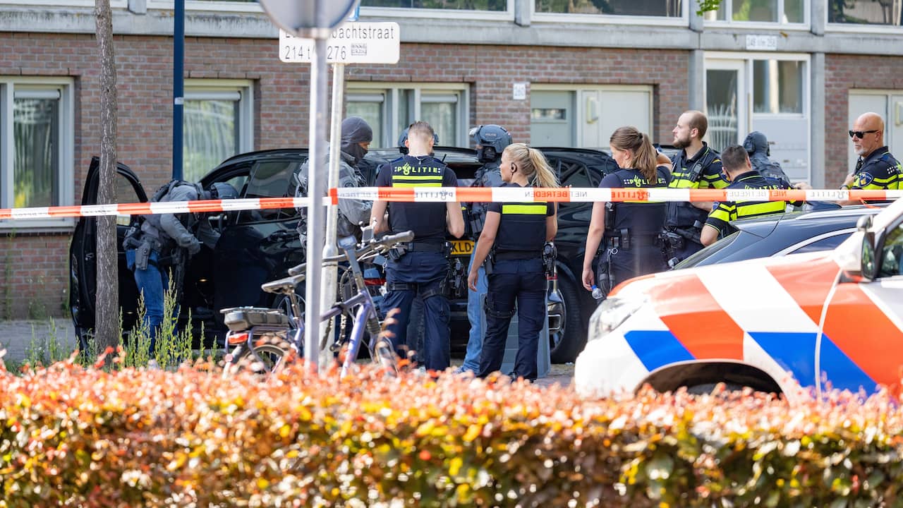 Auto met explosieven crasht in Amsterdam na achtervolging, buurt ontruimd