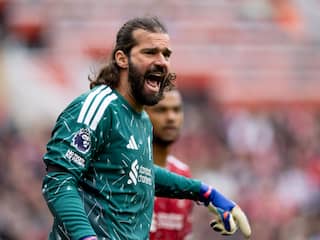 Liverpool-keeper Becker krijgt boete voor kapotschoppen wisselbord