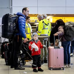 300.000 passagiers KLM-vluchten gedupeerd door winterweer: 'Enorm ingrijpend'