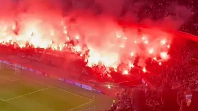 Supporters Ajax steken zee van vuurwerk af voor overleden fan Patrick