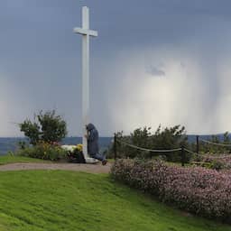 Vaticaan doet eigen 'factcheck': 'Jezus verscheen niet op heuvel in Frans dorp'