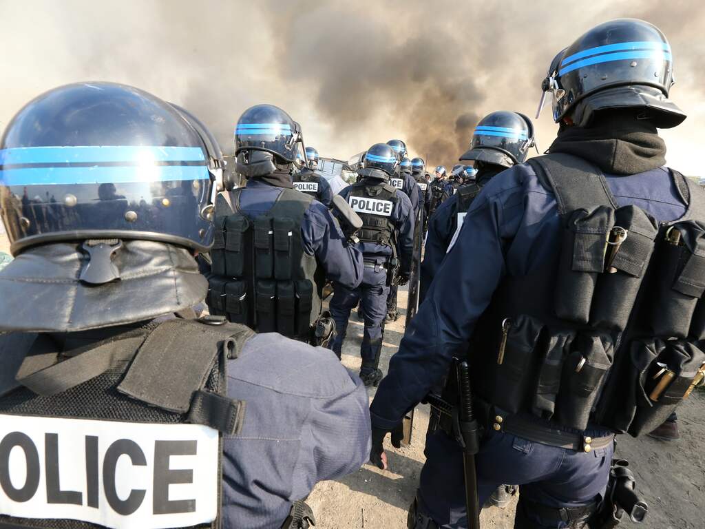 Franse politie was in grote getale aanwezig om toezicht te houden op het afbreken van het kamp.