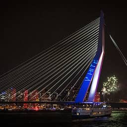 Lagere straf voor mannen die racistische leuzen op Erasmusbrug projecteerden