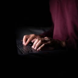 Vijf jaar cel geëist tegen man die kinderen seksueel liet misbruiken via livestream