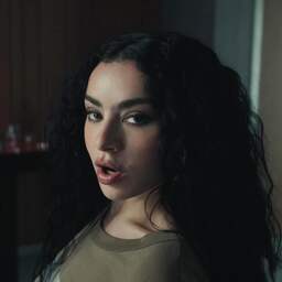 Charli XCX maakt volledige lijst van gasten op BRAT remixalbum bekend