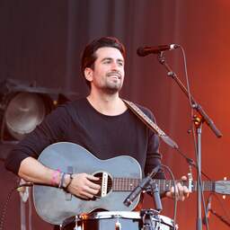 Zanger Dotan is vader geworden van een dochter