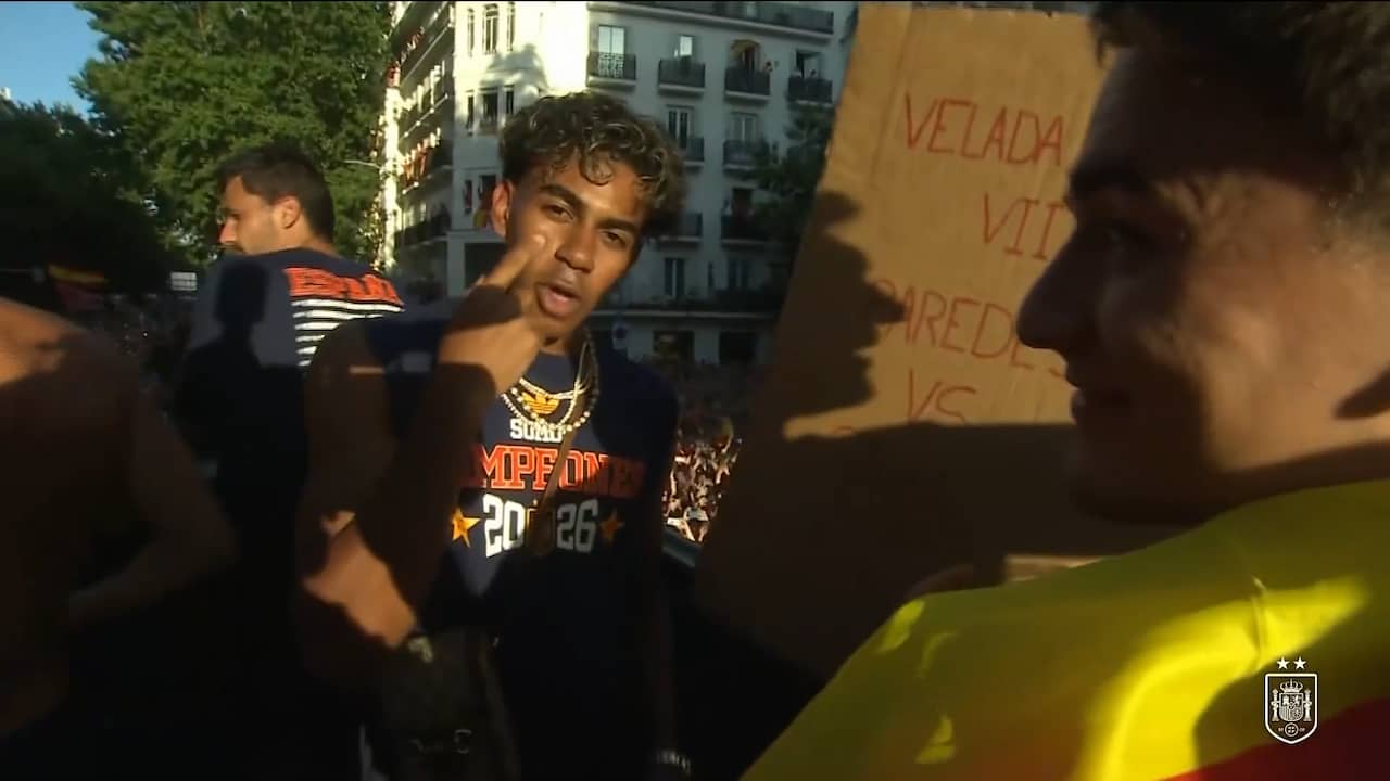 Lamine Yamal neemt Paredes op de hak met bord tijdens huldiging