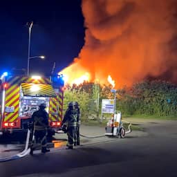 Grote brand bij afvalverwerker in Dinxperlo, mogelijk gasflessen aanwezig
