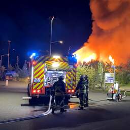 Grote brand bij afvalverwerker in Dinxperlo onder controle, brandweer blust na