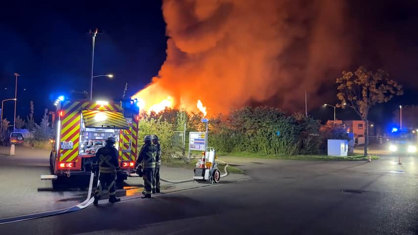 Foto bij Grote brand bij afvalverwerker in Dinxperlo, mogelijk gasflessen aanwezig