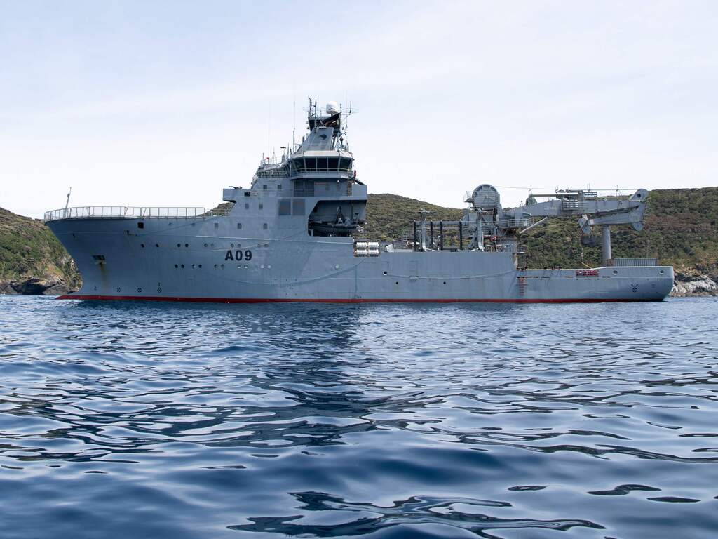 Nieuw-Zeelands marineschip loopt vast op rif, vliegt in brand en zinkt