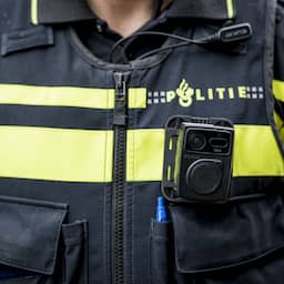 Tientallen jongeren gooien stenen en vuurwerk naar politie bij kermis Purmerend