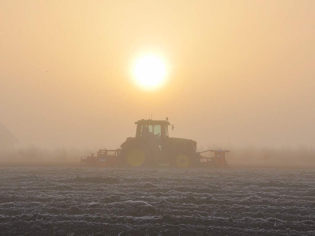 De grond is blijkbaar nog niet bevroren, want deze boer grijpt de kans om nog wat veldwerk te verrichten.