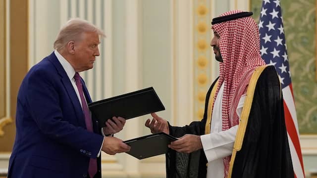 Trump zet krabbel onder grote defensiedeal met Saoedi-Arabië