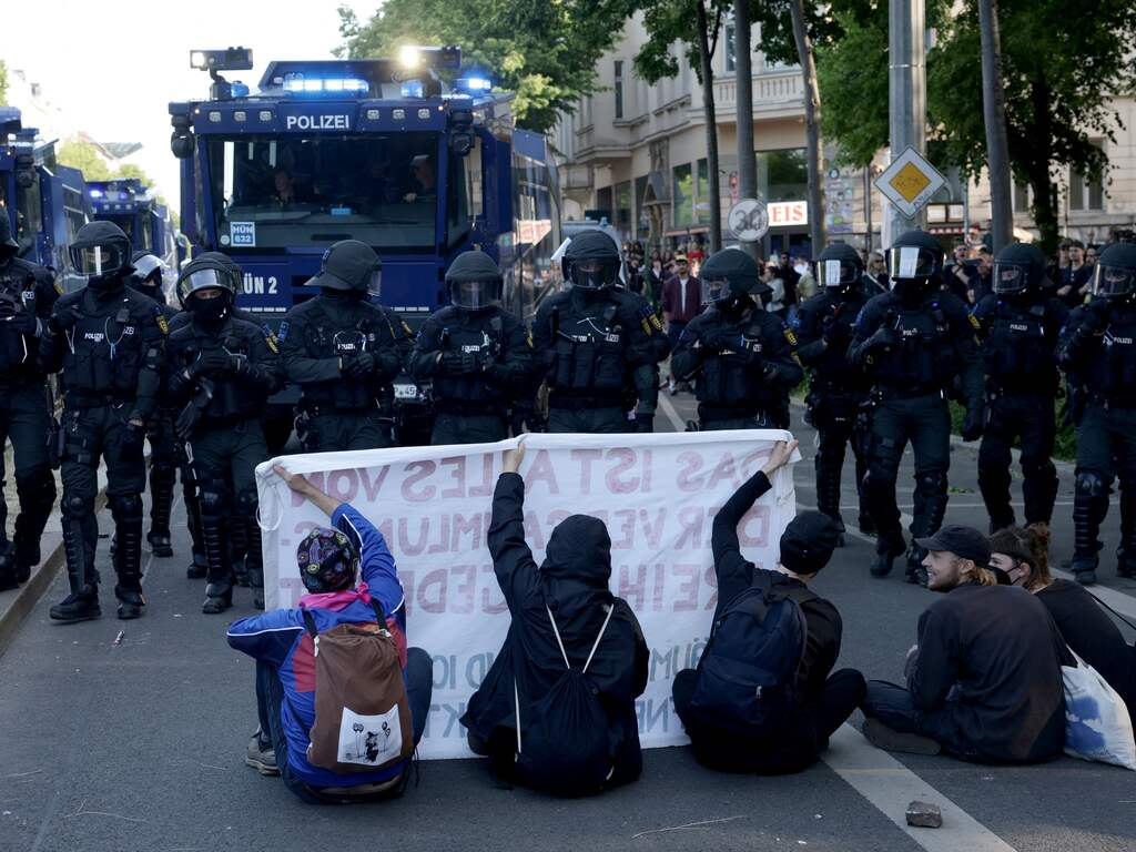 Botsingen tussen politie en extreemlinkse demonstranten in Leipzig