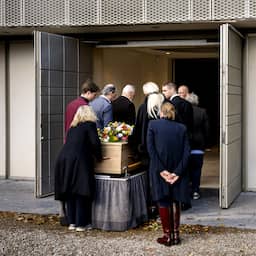Maarten Spanjer in besloten kring, maar in bijzijn van vrienden begraven